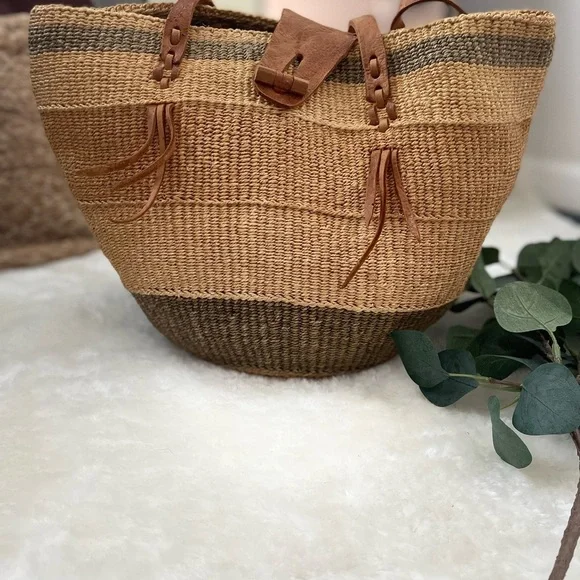 Elegant Woven Tote Bag in Tan and Brown - Picture 8 of 14